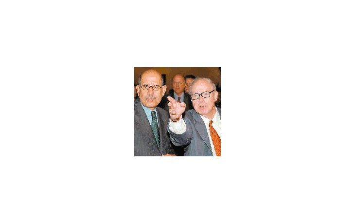 El jefe de los equipos de inspectores de armas de la ONU, Hans Blix (derecha), ayer frente a los periodistas.