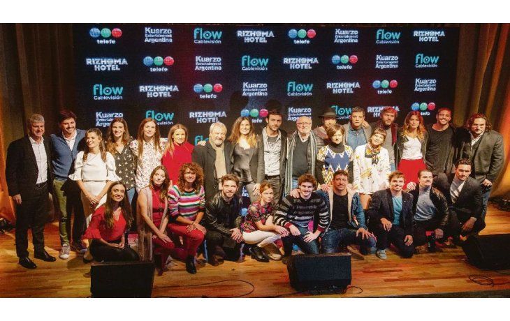 ámbito.com | rizhoma hotel. Productores, guionistas, director e intérpetes de la producción en la presentación que se hizo el pasado martes en Palermo.