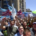 La CGT se reunirá este lunes para definir el plan de acción contra la reforma laboral de Milei. La CGT se reunirá este lunes para definir el plan de acción contra la reforma laboral de Milei.