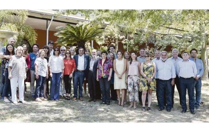 Anfitrión. Finocchiaro recibió ayer en San Fernando a sus pares de todo el país. El encuentro se dio en medio del rechazo de gremios locales al tope del 15% -sin gatillo- que alienta Nación, lo que amenaza el inicio de clases.