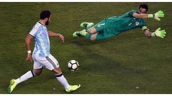 Higuaín erra el mano a mano frente a Chile en la final de la última Copa América.