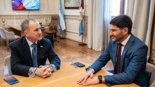 El embajador de Estados Unidos en Argentina, Peter Lamelas, junto al gobernador de Santa Fe, Maximiliano Pullaro.&nbsp;