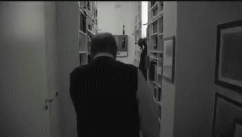 la impresionante biblioteca de umberto eco sera conservada en milan