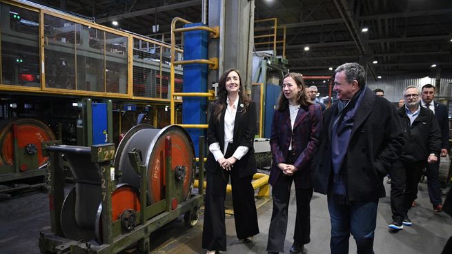 Victoria Villarruel, alejada del Gobierno, visitó la fábrica de FATE.