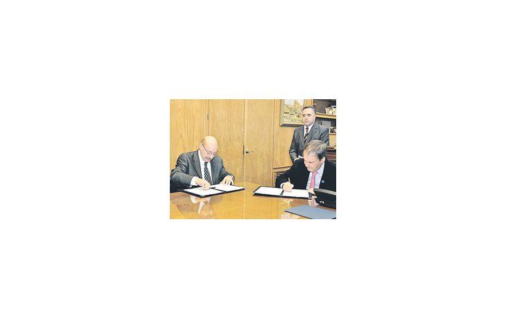 El gobernador Juan Schiaretti y Ciácera, durante la firma de los convenios.