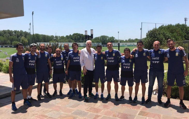 Menotti junto a los CT de la Selección masculina mayor y juveniles.