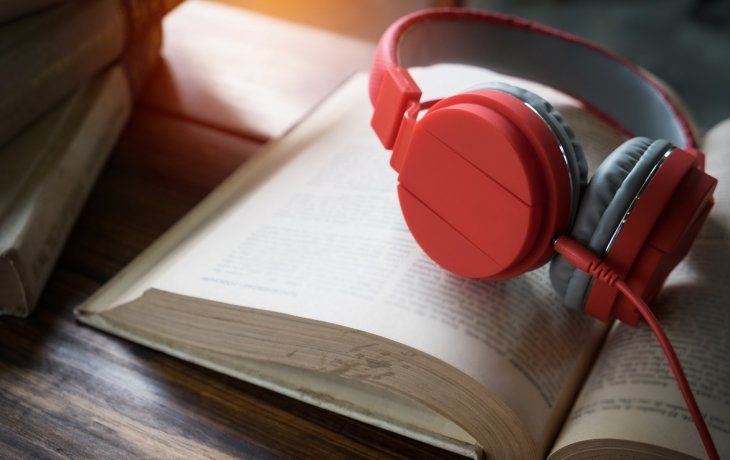 El formato de audiolibro cada vez toma m&aacute;s fuerza, especialmente con la cuarentena que obliga a la gente a refugiarse en sus hogares.