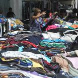 Desde la Cámara de la Indumentaria advierten que “la mayoría de estas prendas son de baja calidad, fabricadas con fibras sintéticas o mezcladas con productos químicos, que liberan contaminantes en el aire, el suelo y el agua, perjudican el medio ambiente y a las comunidades locales”. Desde la Cámara de la Indumentaria advierten que “la mayoría de estas prendas son de baja calidad, fabricadas con fibras sintéticas o mezcladas con productos químicos, que liberan contaminantes en el aire, el suelo y el agua, perjudican el medio ambiente y a las comunidades locales”.