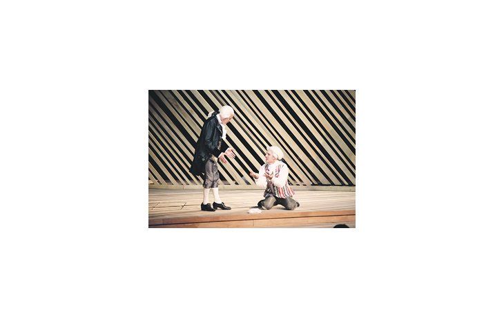 ámbito.com | Rodrigo de la Serna, como Mozart, se luce en las escenas cómicas y Oscar Martínez, al menos en la función de estreno, se aferró al texto con un tono entre declamatorio y solemne. La puesta de Javier Daulte carece de dinamismo y no valoriza la música.