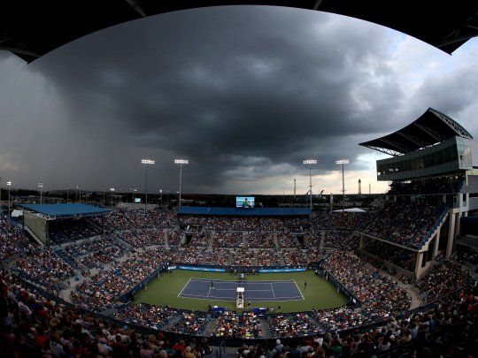 El tenis tiene un problema de difícil resolución frente al coronavirus: los viajes constantes, los aeropuertos y los hoteles.