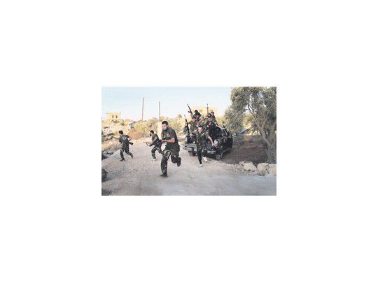 Milicianos opositores toman posiciones en la provincia de Idlib, norte de Siria. La dictadura de Bashar al Asad no logra frenar la insurrección.