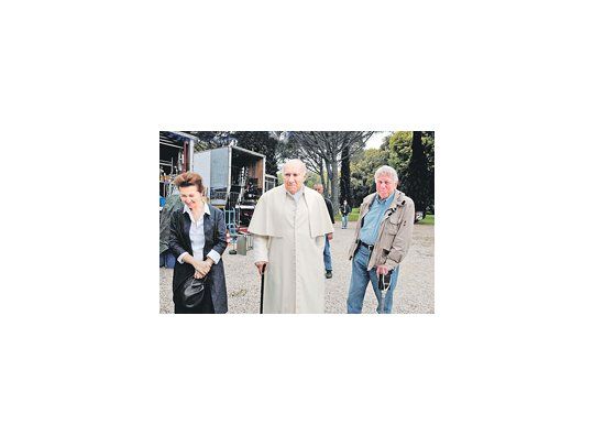 Michel Piccoli, en «Habemus Papam» de Nanni Moretti. El film recibió críticas del Vaticano pero los jesuitas y otros órganos de opinión de la Iglesia lo defienden.