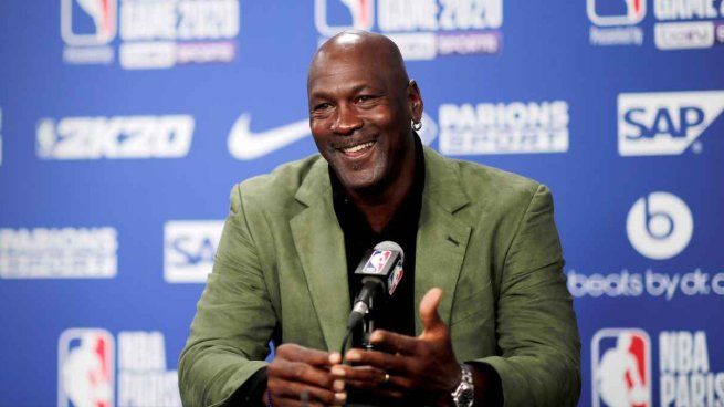 A diferencia de muchos atletas que dependen únicamente de su etapa profesional, Michael Jordan supo convertirse su legado en una máquina de ingresos que crece día a día. 
