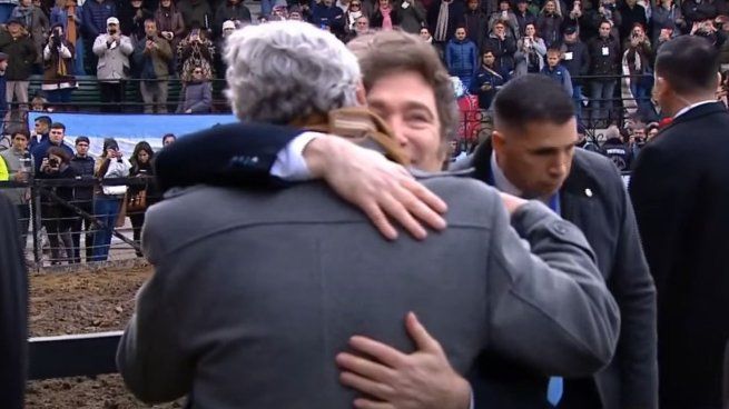 Javier Milei junto a Nicolas Pino, presidente de la SRA, en La Rural.