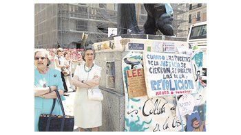 ámbito.com | Damas madrileñas se acercan a ver a los jóvenes de la protesta, a los que critican. La asamblea entra en parálisis mientras «arbolitos» ofrecen oro y turistas sacan fotos.
