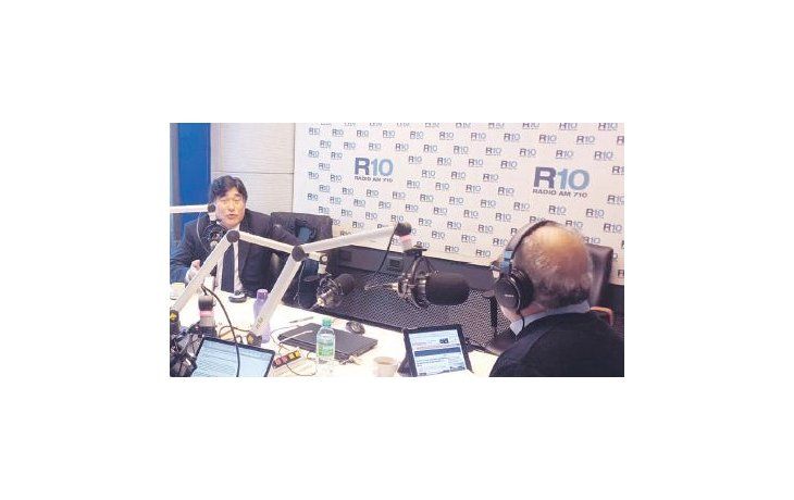 Carlos Zannini ayer, cuando dialogó con periodistas de Radio 10 en el programa que conduce Oscar González Oro. Hizo un repaso por temas de la política y la economía.