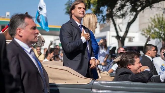 Alejandro Astesiano (izq.) custodiando el vehículo del presidente Luis Lacalle Pou.&nbsp;