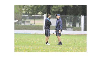 Juan Román Riquelme y Julio César Falcioni conversan en el entrenamiento de Boca. El estratega no participó de la práctica de fútbol.