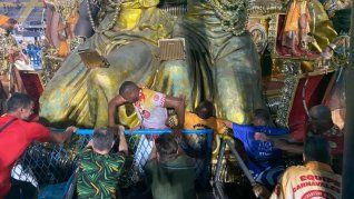 La carroza sufrió un desperfecto, provocando una maniobra fallida que hizo que la gran estructura embistiera al público, atropellando a tres personas. La carroza sufrió un desperfecto, provocando una maniobra fallida que hizo que la gran estructura embistiera al público, atropellando a tres personas.