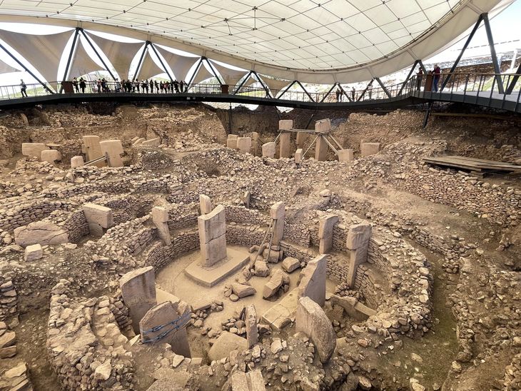 El descubrimiento de Göbekli Tepe (9600 AC.) esta forzando a historiadores, arqueólogos y antropólogos a replantear el origen de la civilización, al demostrar que la existencia de sociedades complejas, capaces de organizarse y con un fuerte impulso metafísico  es previa al advenimiento de la agricultura y esta al del ganado (las columnas, unas 300, pesan entre 3 y 50 toneladas, algunas traídas de canteras a 2 km). Los economistas…