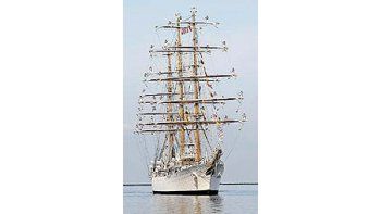 ámbito.com | La fragata escuela Libertad ahora navega a vela y sin motores hacia el puerto de Valparaíso, Chile. El gobierno tiene herida su otra nave emblema después del incendio que desactivó hasta nuevo aviso al rompehielos Irízar.