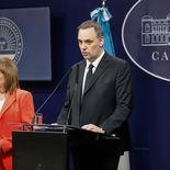 Bullrich y Adorni encabezaron el anuncio en la Casa Rosada, donde confirmaron la llegada de equipos nacionales y maquinaria pesada a los municipios más afectados por las inundaciones. Bullrich y Adorni encabezaron el anuncio en la Casa Rosada, donde confirmaron la llegada de equipos nacionales y maquinaria pesada a los municipios más afectados por las inundaciones.