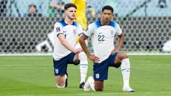 los jugadores de inglaterra se arrodillan antes de los partidos: el motivo