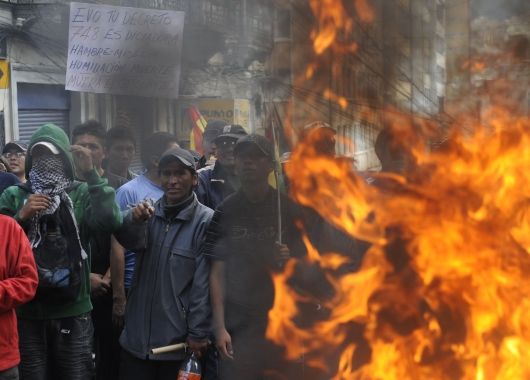 Violenta jornada de protestas y huelgas en Bolivia por el alza de combustibles