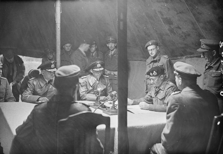 Un 4 de mayo de 1945 las tropas nazis se rinden parcialmente en el noroeste de Europa en el epílogo de la 2da guerra mundial. Un 4 de mayo de 1945 las tropas nazis se rinden parcialmente en el noroeste de Europa en el epílogo de la 2da guerra mundial.