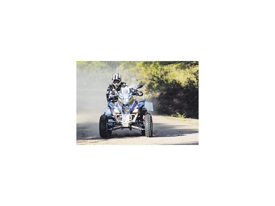 El cuatriciclo de Alejandro Patronelli marcó el rumbo en la segunda etapa del Rally. Ganó y, al ser sancionado el checo Machacek, el oriundo de Las Flores pasó a comandar la general.. (Gentileza de Bs. As. Herald)