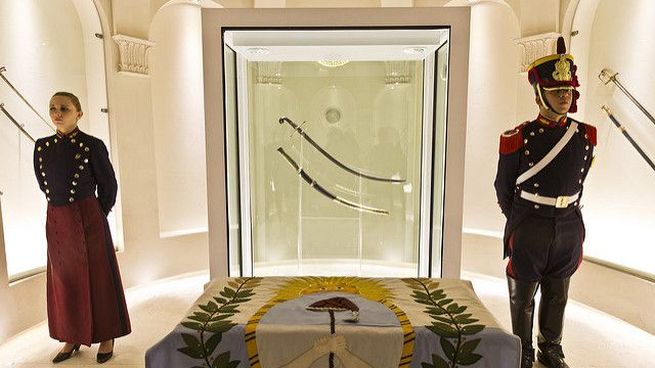 Continúa la polémica por el sable corvo de San Martín.