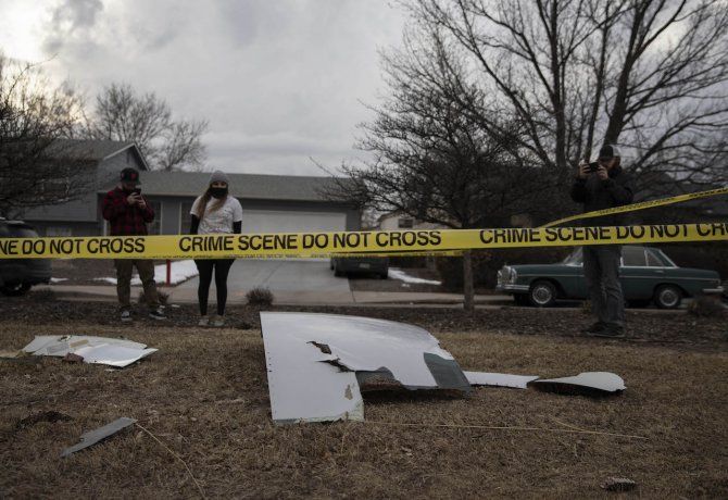 Fragmentos de un avión cayeron del cielo ayer sobre la ciudad estadounidense de Denver cuando una aeronave que sufría una falla en el motor tuvo que regresar al aeropuerto local.