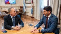 El embajador de Estados Unidos en Argentina, Peter Lamelas, junto al gobernador de Santa Fe, Maximiliano Pullaro.&nbsp;