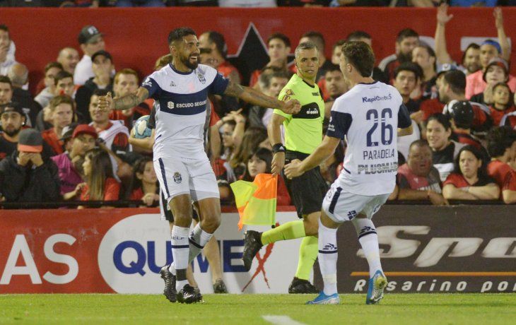 gimnasia se abraza a la ilusion a puro gol