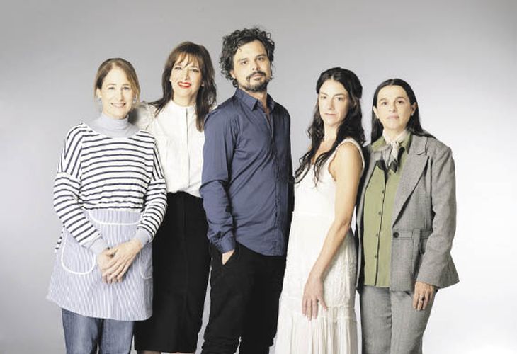 aquellas mujeres.Sebastián Irigo, con Victoria Bertone, Mara Guerra, Graciela Muñiz y Carolina Pfaffenbauer.