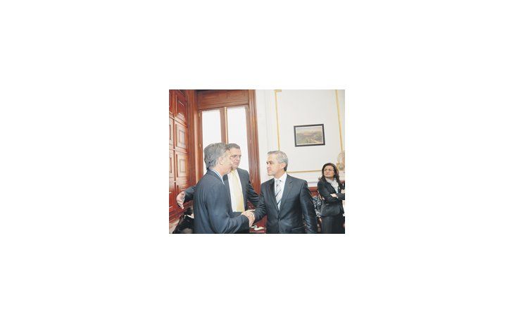 Mauricio Macri ayer en la asunción de su colega del Distrito Federal de México, Miguel Ángel Mancera, y el saludo al saliente mandatario, Marcelo Ebrand.