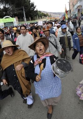 Violenta jornada de protestas y huelgas en Bolivia por el alza de combustibles