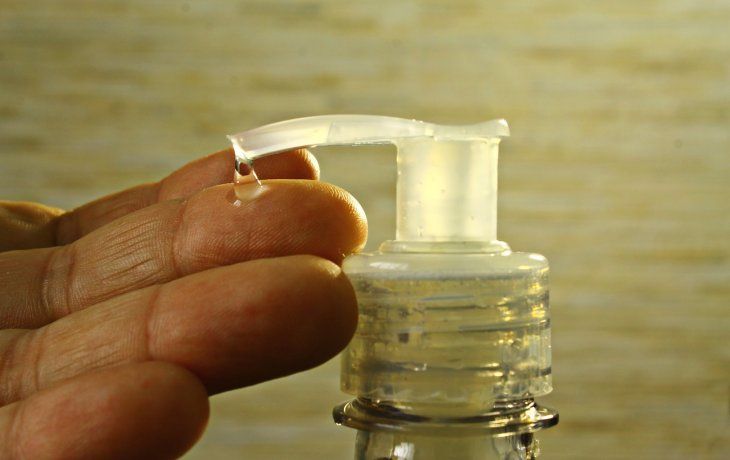Aunque el lavado de manos es mas recomendable, el alcohol en gel también sirve para prevenir el coronavirus.