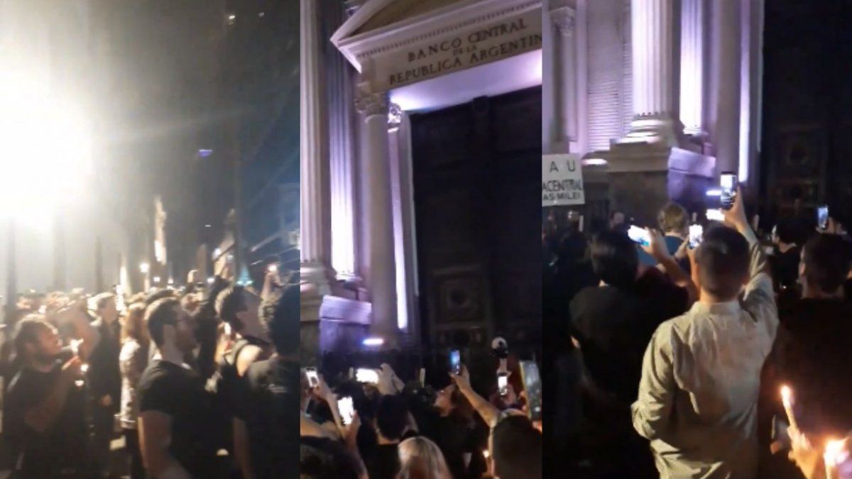 A group of people watched over the Central Bank on the eve of Javier Milei’s inauguration