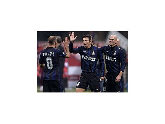 Zanetti recibió el afecto de todo el estadio, en especial de sus compañeros argentinos.
