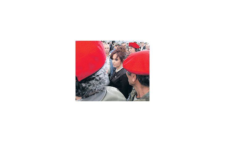 ámbito.com | Cristina deKirchner, desevero yluctuosonegro, ayerjuntoa veteranosde Malvinasen el actoen la basemilitar de ElPalomar, endonde seconmemoróotroaniversariodel comienzode laGuerra delAtlánticoSur.