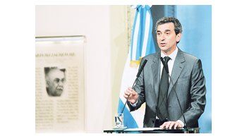 ámbito.com | El ministro Florencio Randazzo al anunciar ayer la estatización del Sarmiento prometió igual decisión en las otras líneas si los concesionarios no cumplen contratos y pautas de funcionamiento.