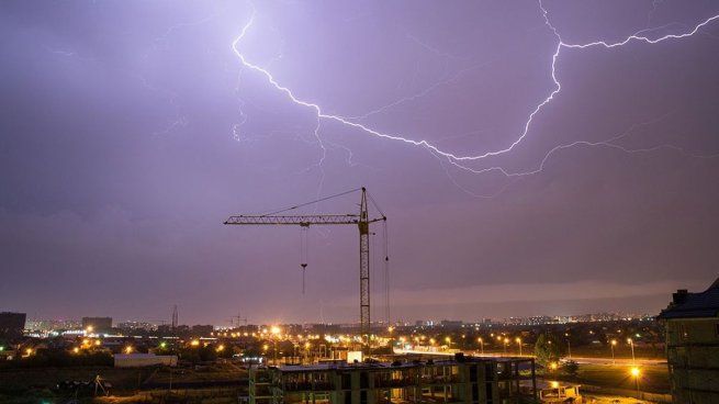 Las tormentas eléctricas pueden dañar dispositivos electrónicos en el hogar