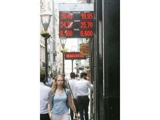 El dólar avanzó 5,4% en enero y terminó en récord de $19,95