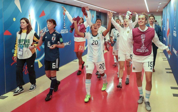 El plantel argentino volvió a los vestuarios festejando el histórico punto por los pasillos del Parque de los Príncipes.
