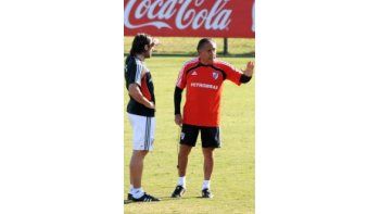 El Negro López dialoga con Pavone en el medio de la práctica. El entrenador milllonario reeditará el dúo ofensivo que actuó ante Racing.