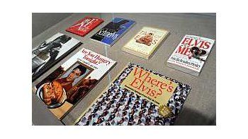 Los numerosos libros que repasan la vida de Elvis.