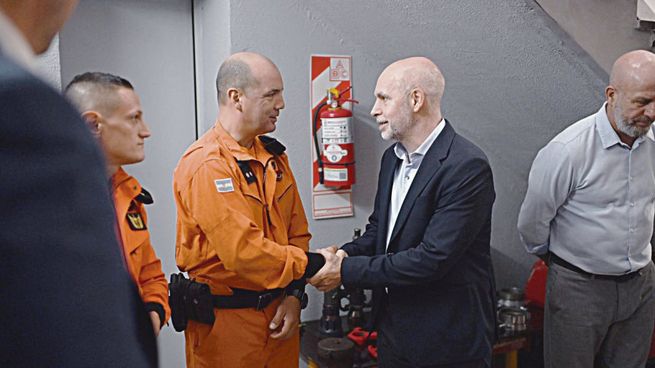 Rescate. Horacio Rodríguez Larreta participó del reconocimiento a miembros del Grupo Especializado de Rescate del Cuerpo de Bomberos.