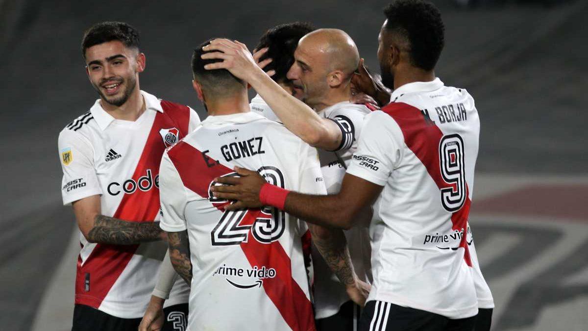 River plays against Colo Colo this afternoon: schedule, TV and formations