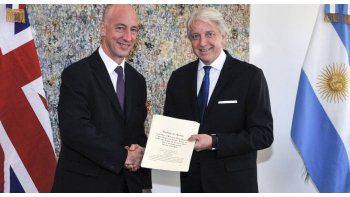 ámbito.com | (ARCHIVO). El vicecanciller Carlos Foradori entregó una nota al embajador del Reino Unido en Argentina, Mark Kent, con una formal y enérgica protesta ante los mencionados ejercicios militares, exigiéndole que se abstenga de realizarlos, a la vez que pond